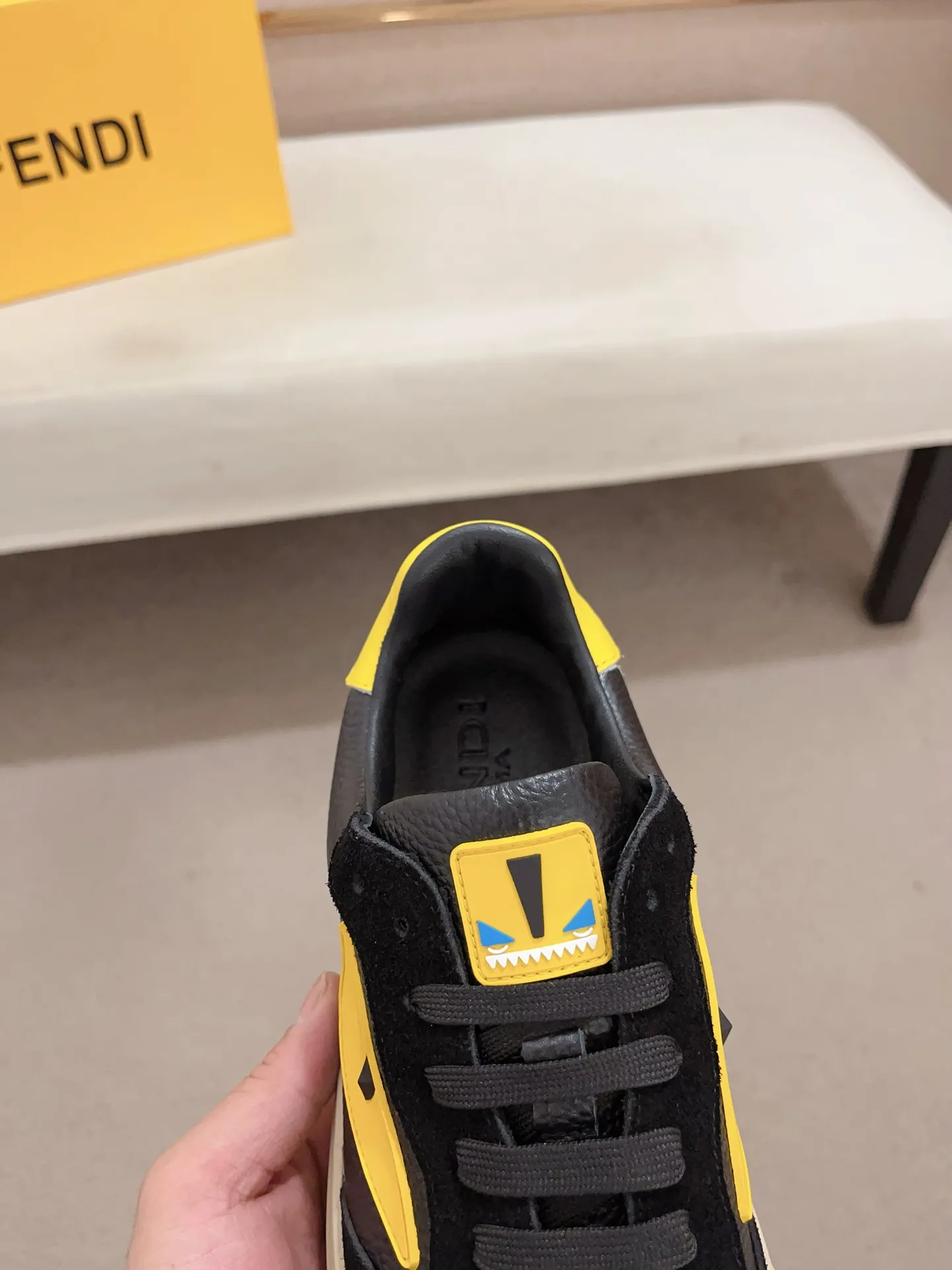 Men's shoes💰: 400💰[Fendi] Fendi's latest casual shoes for men! Available at counters simultaneously! A one-to-one replica of the original. All imported official website one-to-one cowhide fabric. The interior is made of top-grade sheepskin, and the original factory-supplied rubber outsole is used. Leading new fashion concepts. Matching code: 38-44. (can be customized for 45 non-refundable)